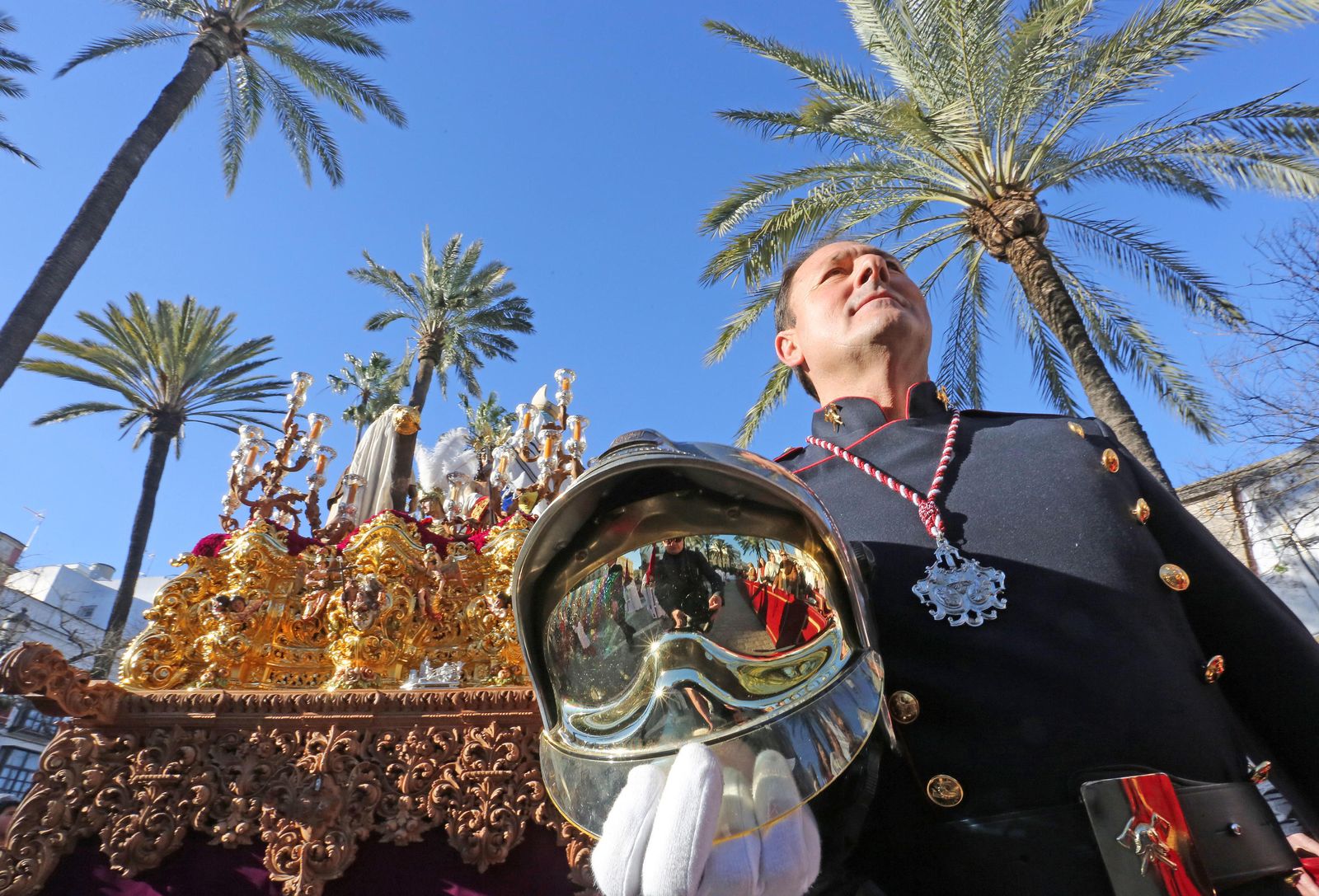 Uno de los bomberos del parque de Jerez que acompañaron ayer a los titulares de la Hermandad de la Paz.