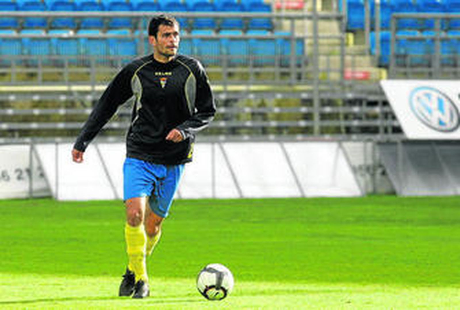 De la Cuesta, sacando el balón en un partidillo celebrado en El Rosal.