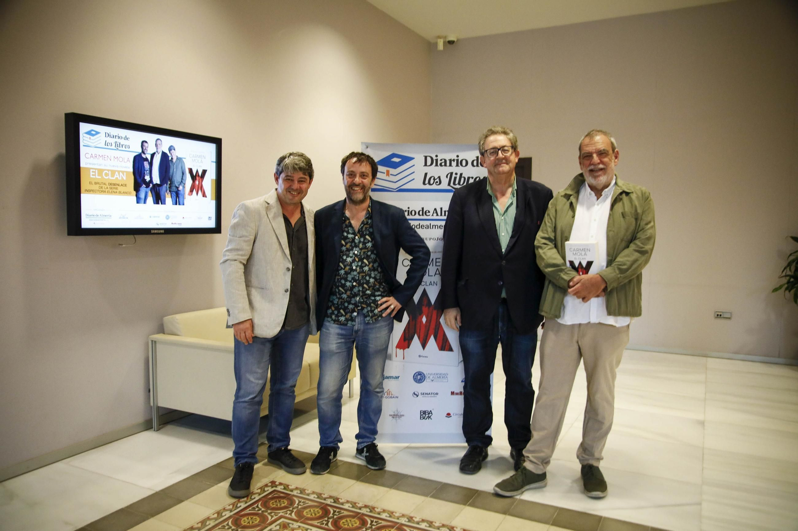 Carmen Mola presenta su libro "El clan" en la Casa de las mariposas de Almería, en imágenes