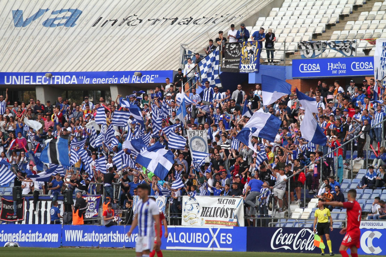 Ambientazo en las gradas del Recreativo de Huelva y el San Fernando