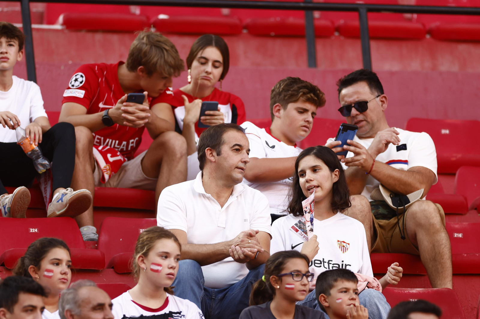 Búscate en las fotos del Sevilla-Athletic