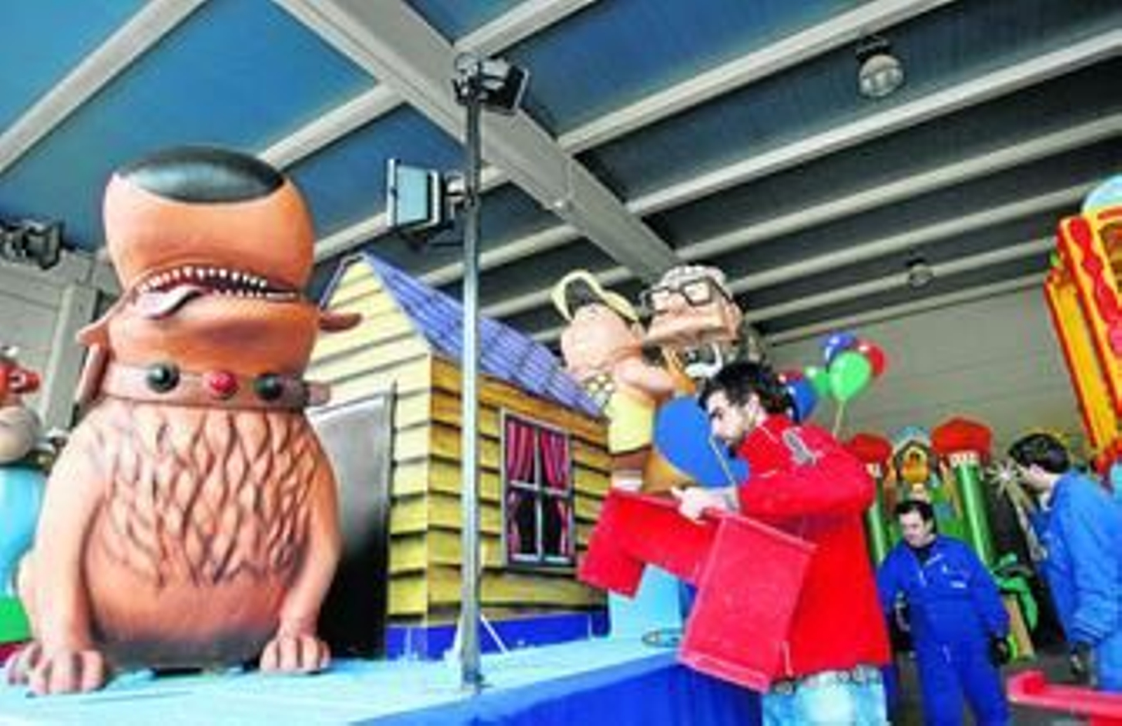 Los operarios dan el último repaso a las carrozas, ayer en las naves municipales del Parque Figueroa.