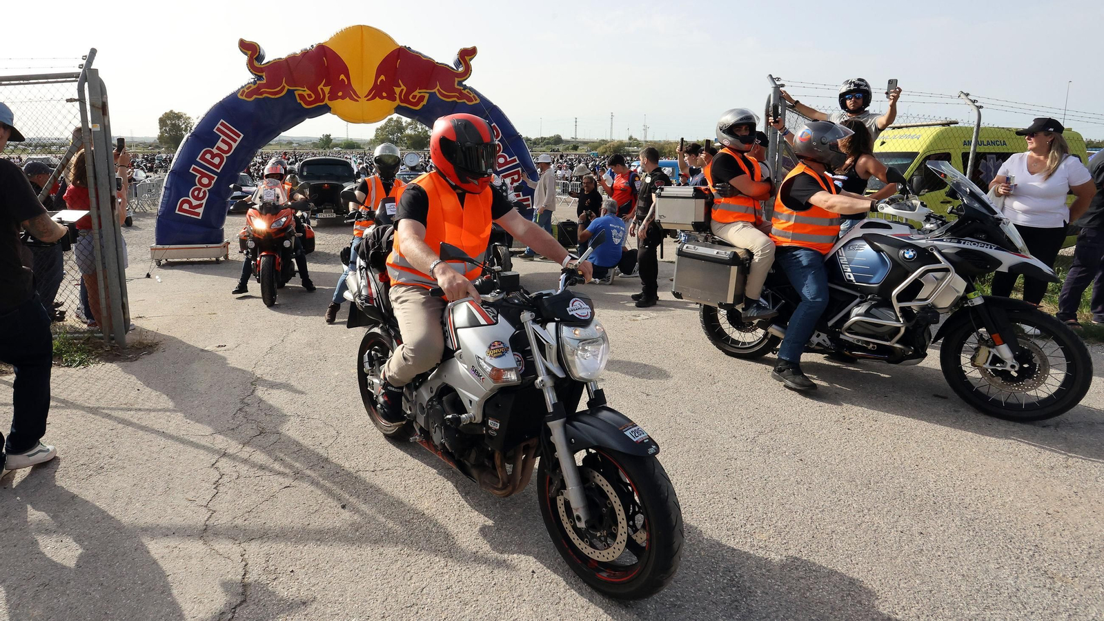 Salida de la caravana motera desde el Circuito de Jerez - Ángel Nieto Salida de la caravana motera desde el Circuito de Jerez - Ángel Nieto