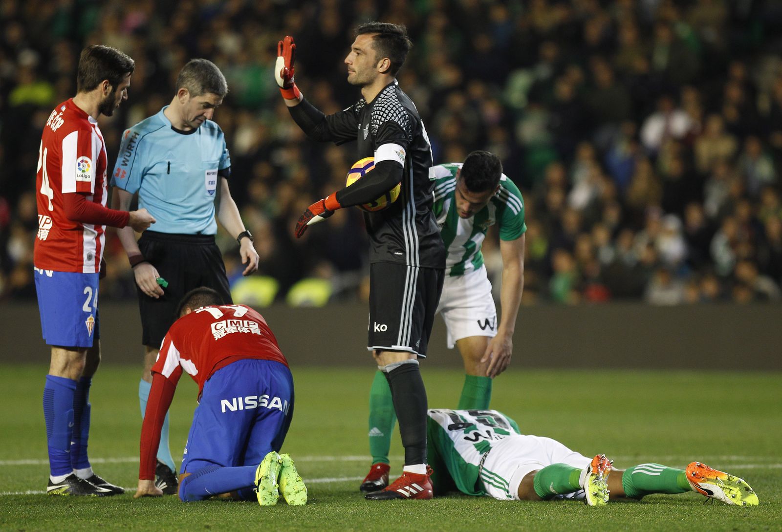 Adán pide a las camillas que esperen para entrar al campo.