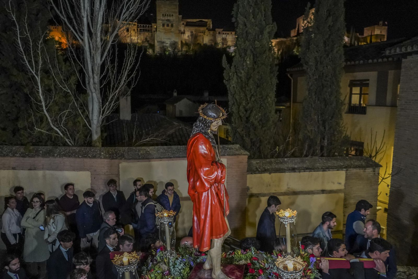 El Señor de la Sentencia, en vía crucis, a los pies de la Alhambra