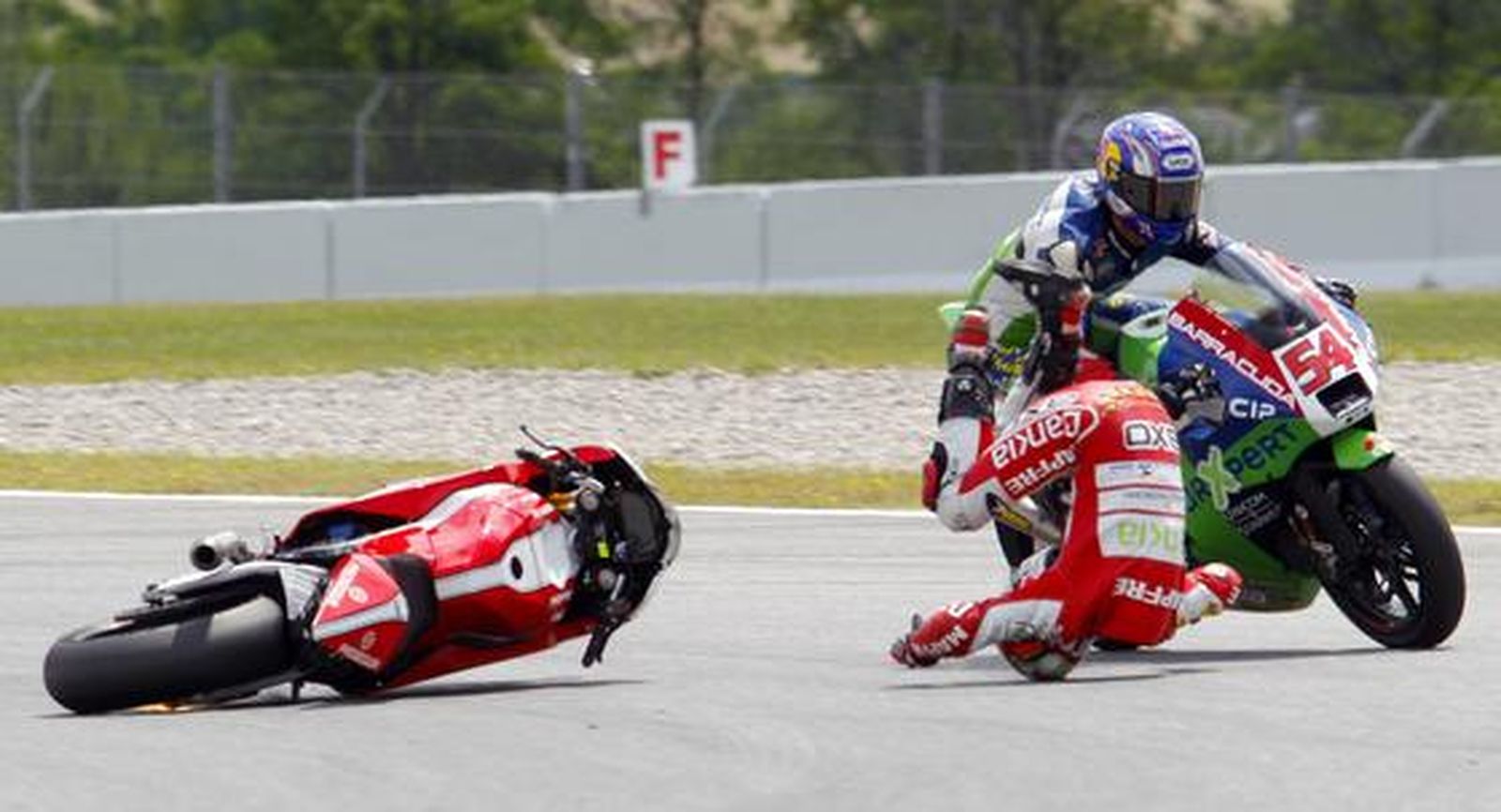 Bradl aumenta su tiranía en Moto2. / Reuters