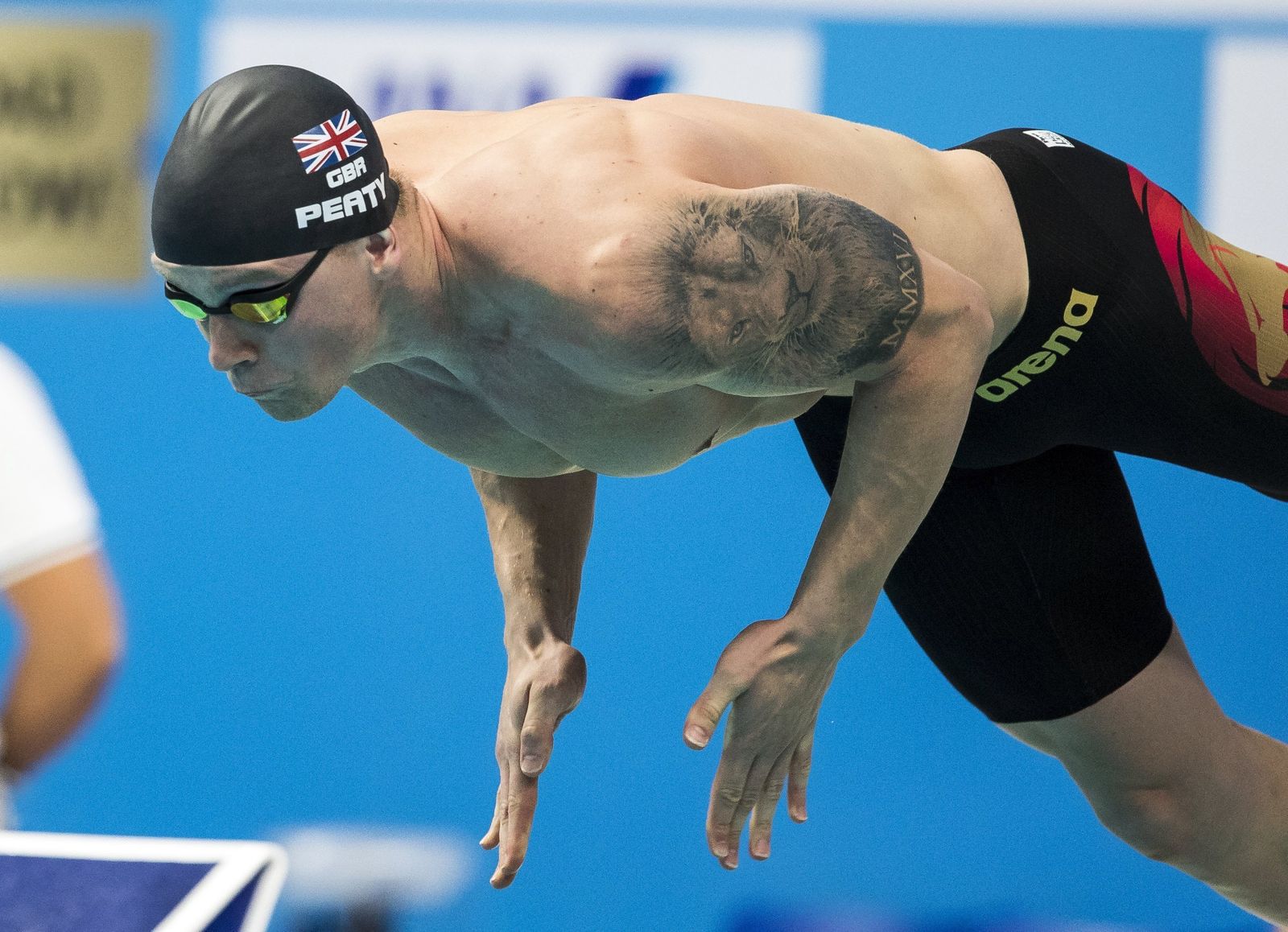 Adam Peaty saltando a la piscina