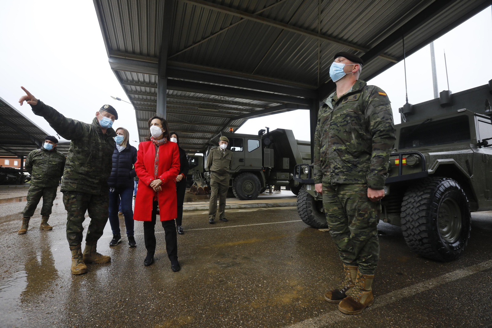 La visita de Margarita Robles a la base militar de Cerro Muriano, en imágenes