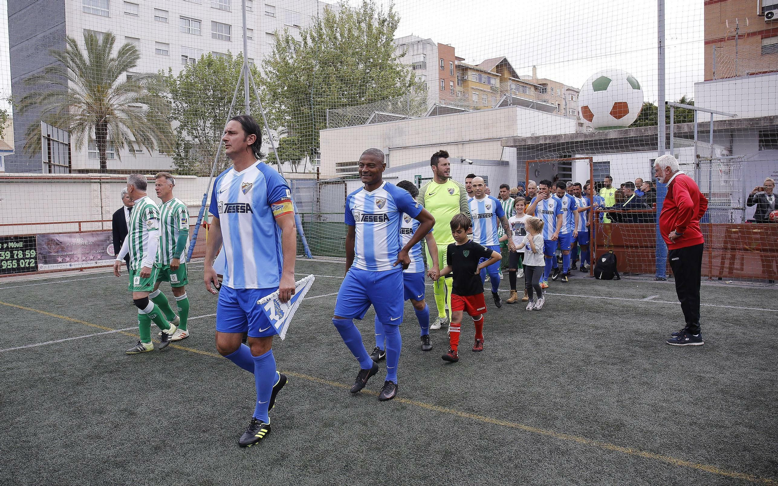 La jornada solidaria de los Málaga Forever y el Betis, en fotos