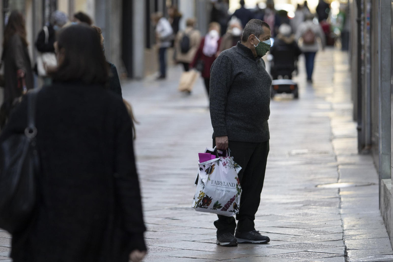 Así ha sido la vuelta de los bares y comercios de Granada tras tres semanas de cierre, en imágenes