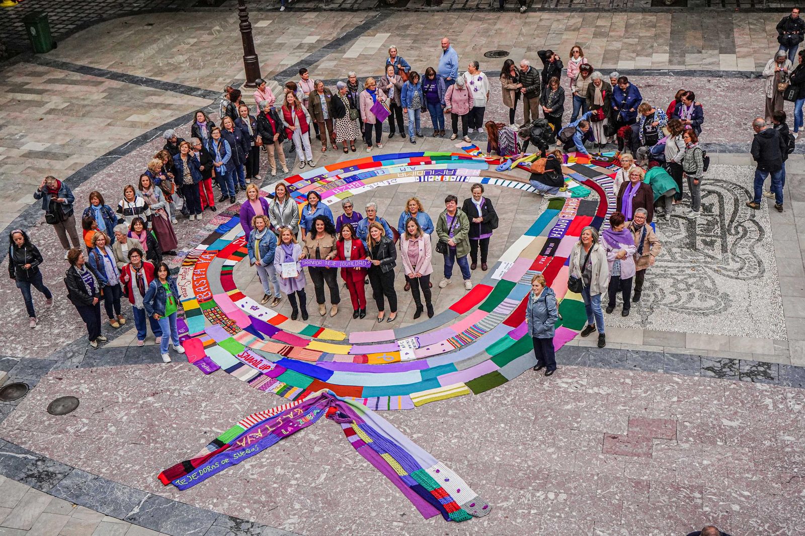 Tejieron una bufanda gigante que se colocó en la plaza del Carmen.