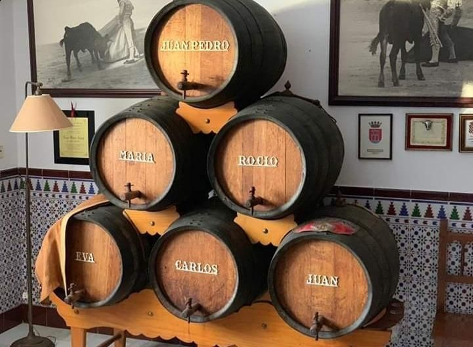 Botas de vino con los nombres de la familia Galán.
