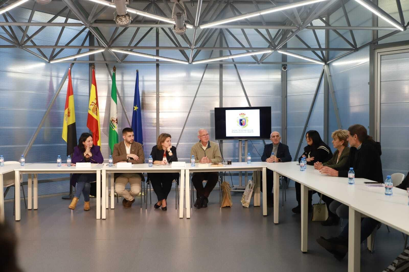 Teresa Ribera (tercera por la izquierda), durante el encuentro con la plataforma Unidos por el Agua.