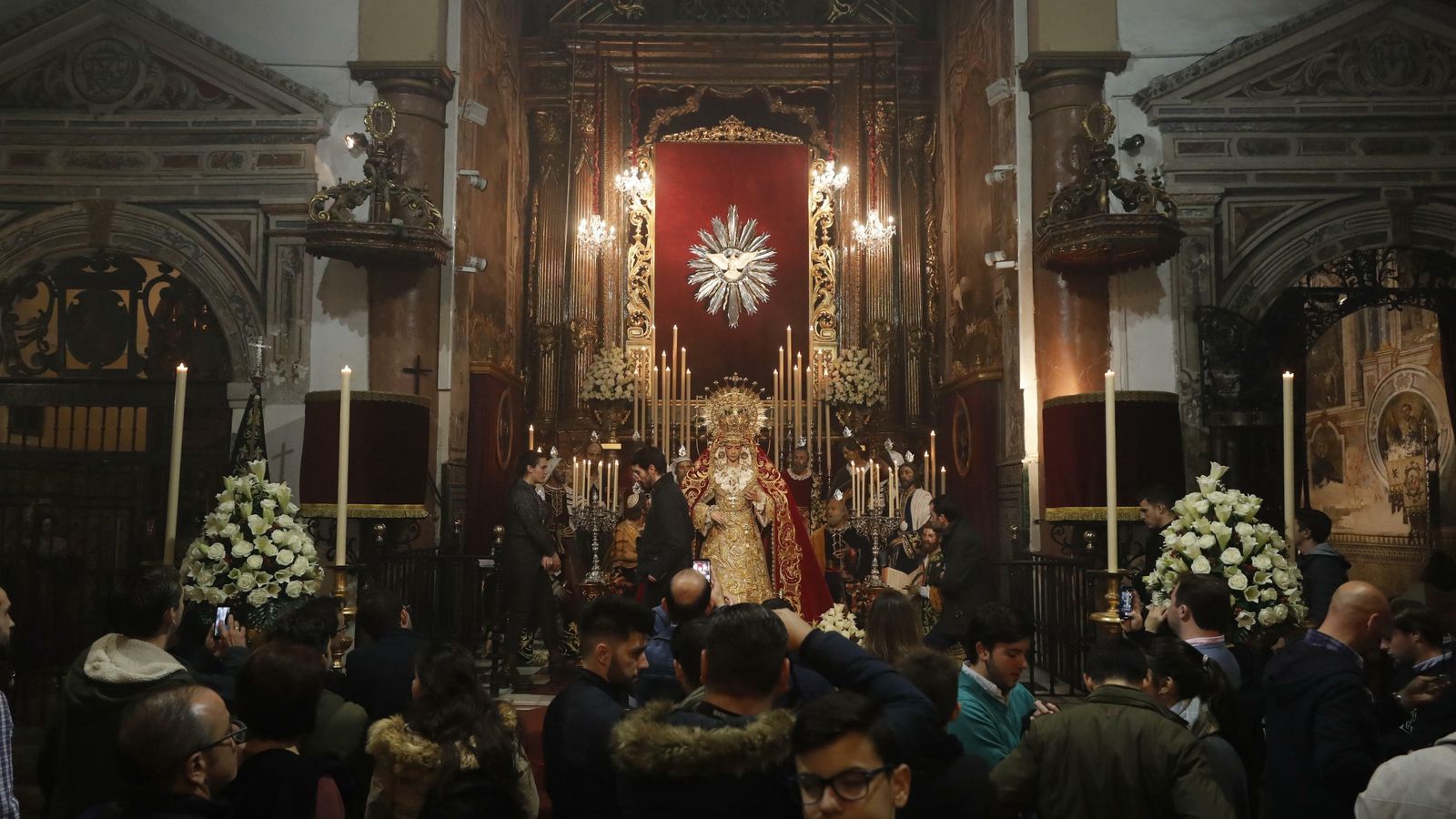 Interior de la Iglesia de Santiago durante un besamanos a la Virgen del Rocío.