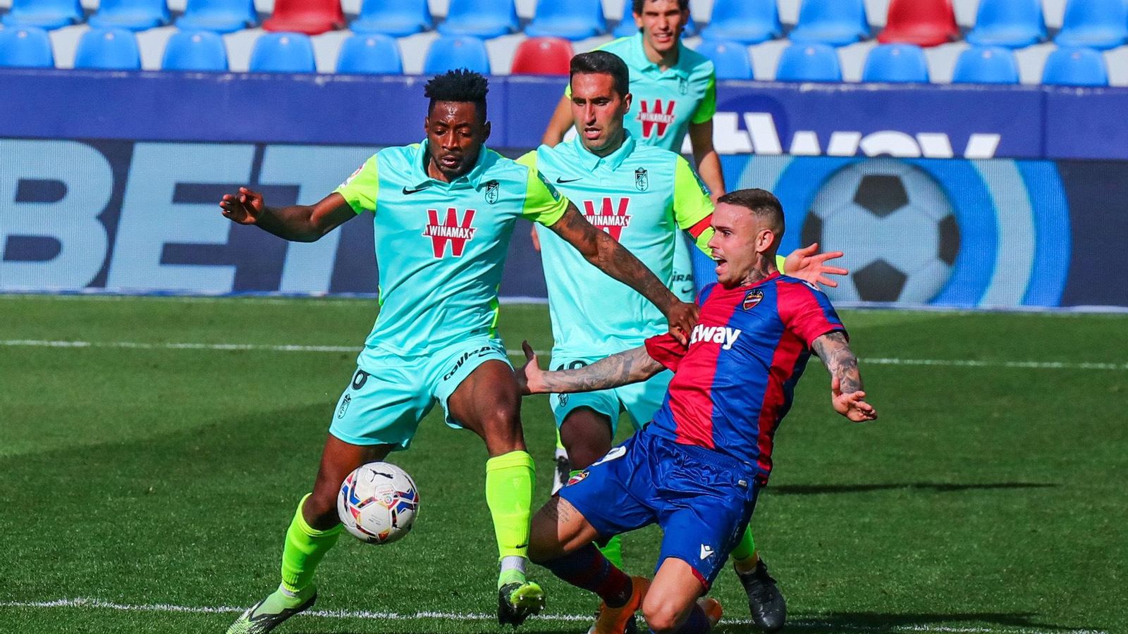 Eteki se adelanta al delantero levantinista Roger, un futbolista que generó muchos problemas a la zaga rojiblanca.