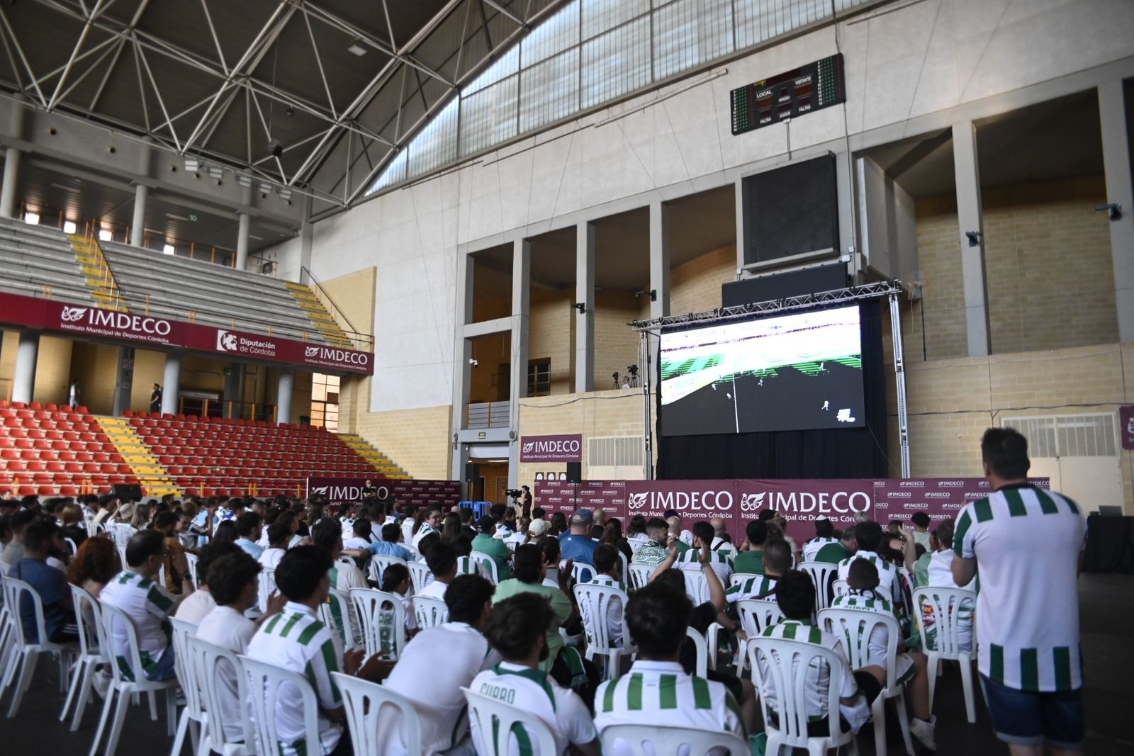 Las mejores fotos del ambiente en Vista Alegre para el Barcelona Atlètic - Córdoba CF