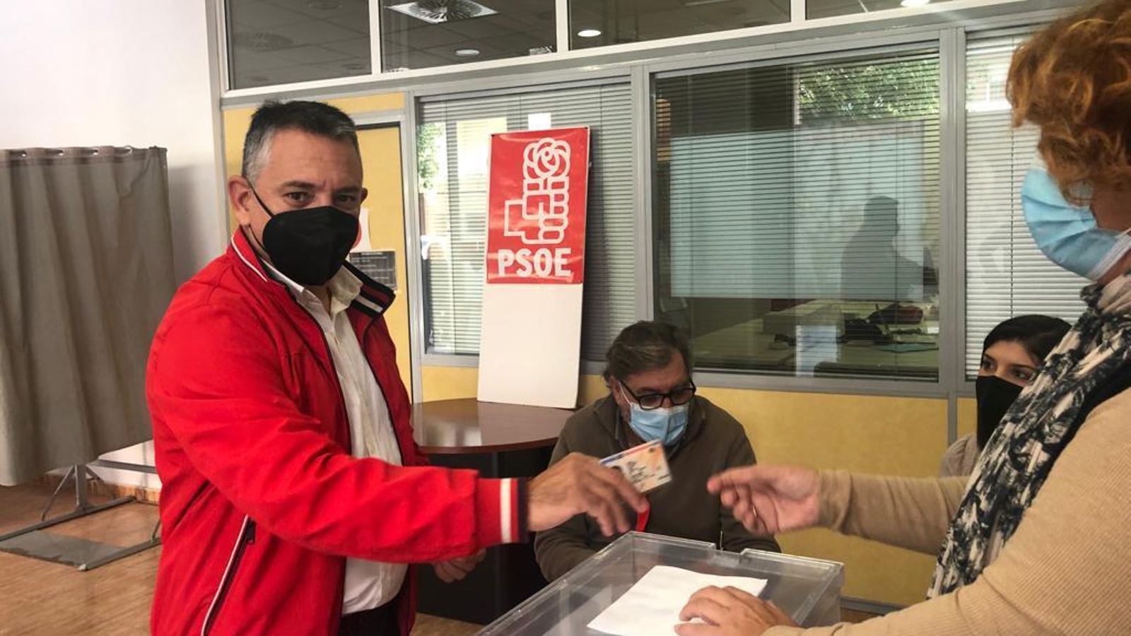 Indalecio Gutiérrez deposita su voto