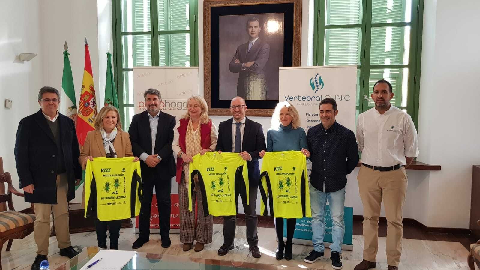 Imagen tomada esta mañana, tras la presentació de la Media Maratón El Puerto-Algaida, donde han posado todos los colaboradores y organizadores.