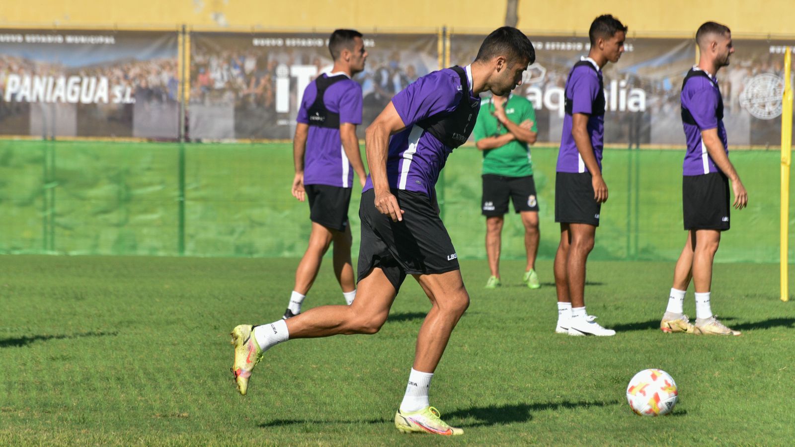Entrenamiento de la Balona en el estadio Municipal de La Línea