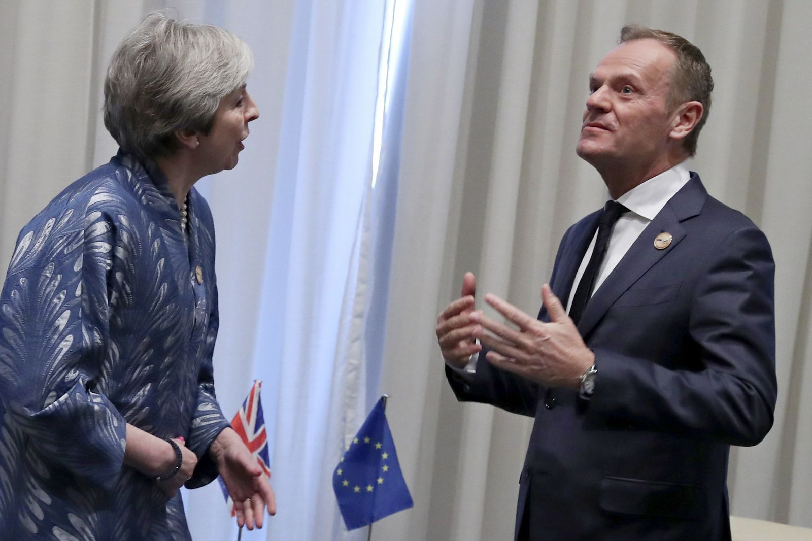 Theresa May y Donald Tusk, en su reunión en Egipto.