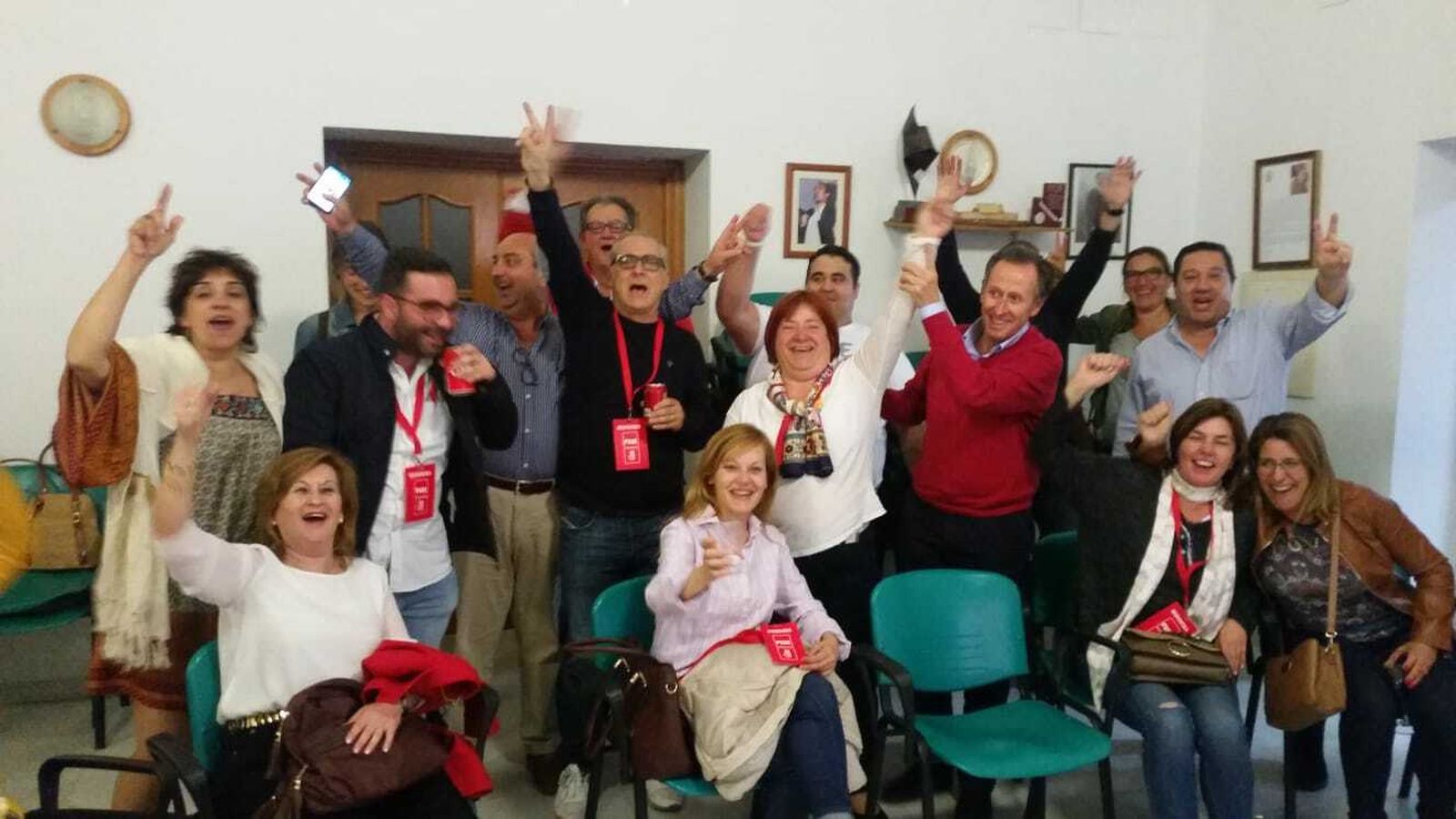 Los socialistas celebran su victoria en la Casa del Pueblo de Chiclana