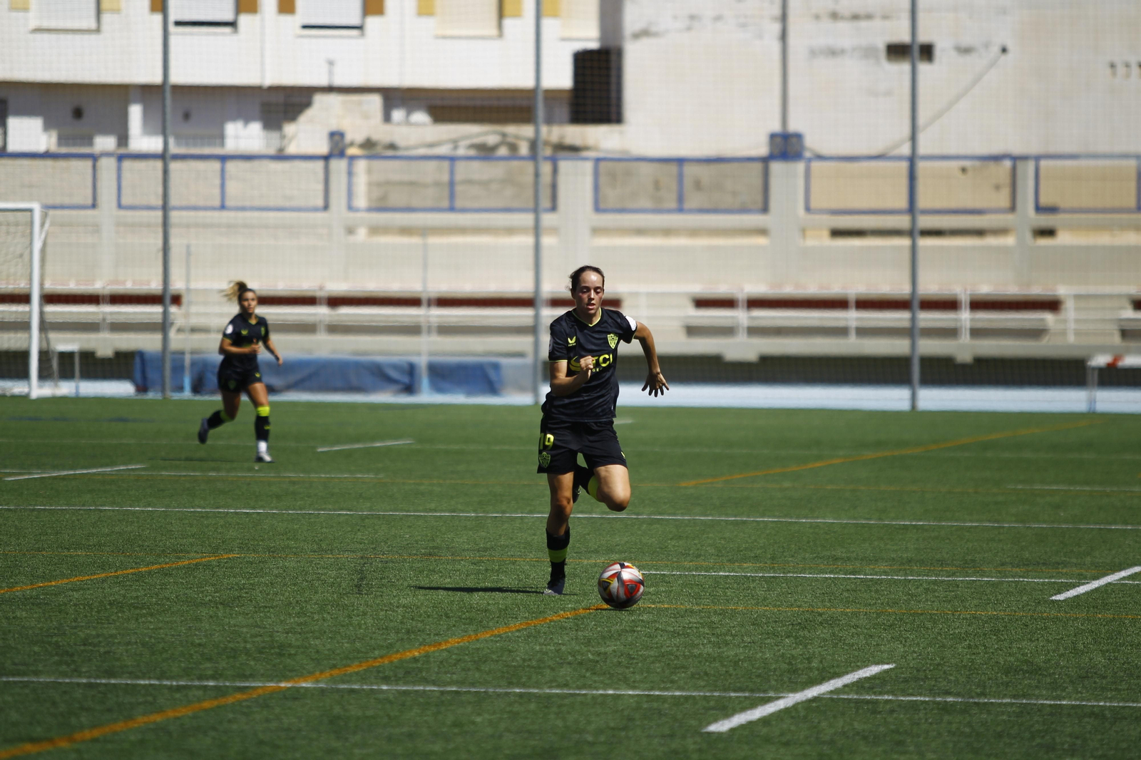 La almeriense Tejedor se marcha en carrera con el balón durante un partido en casa de este curso.