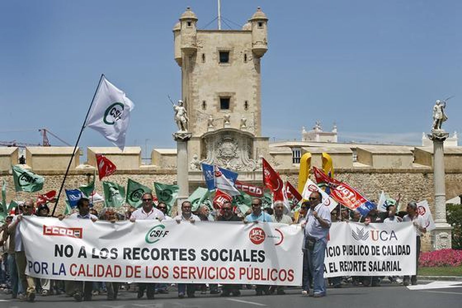 Más de 2.400 empleados públicos gaditanos secundan la huelga de funcionarios.   Foto: Joaquin Pino