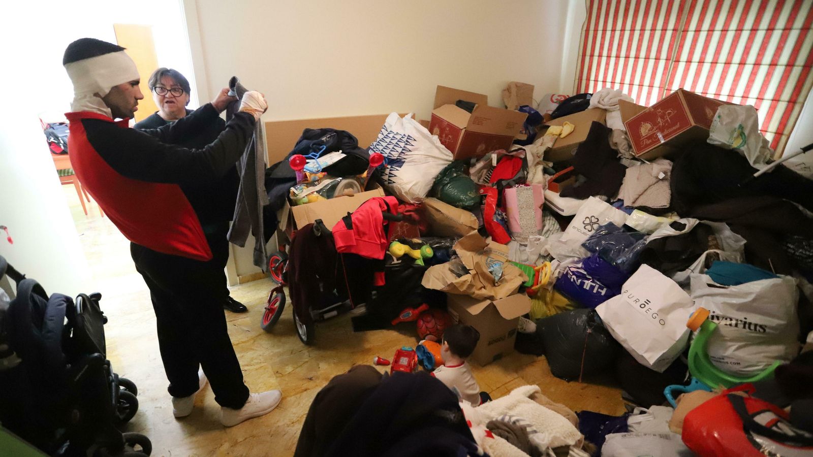 Juani Manzano y Óscar en la habitación de los enseres por clasificar. Juani Manzano y Óscar en la habitación de los enseres por clasificar.