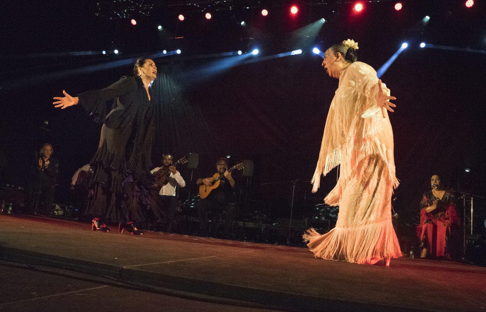 Juana la del Pipa y María del Mar Moreno, por seguiriyas.