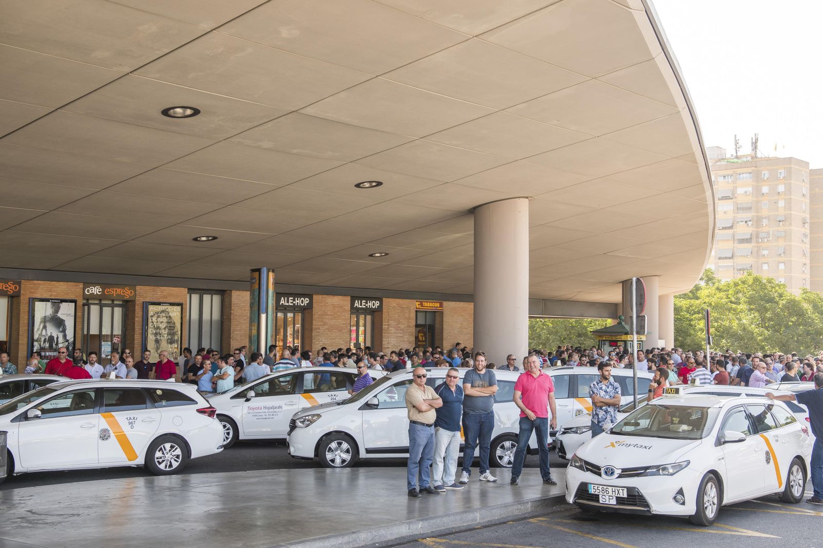 Los taxistas de Sevilla, durante un paro realizado hace un mes.