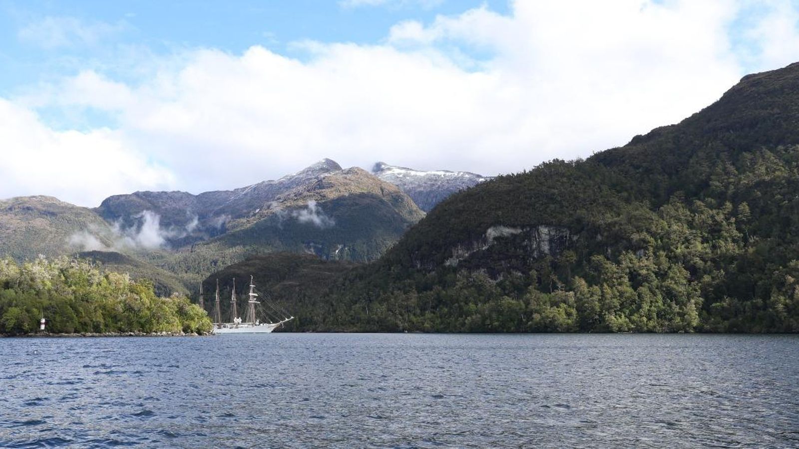 El buque escuela navegando por la zona más austral de Sudamérica. El buque escuela navegando por la zona más austral de Sudamérica.