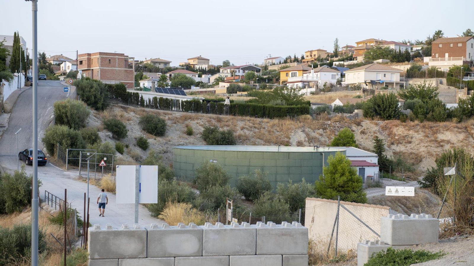 El muro de la discordia que separa dos núcleos de Jaén