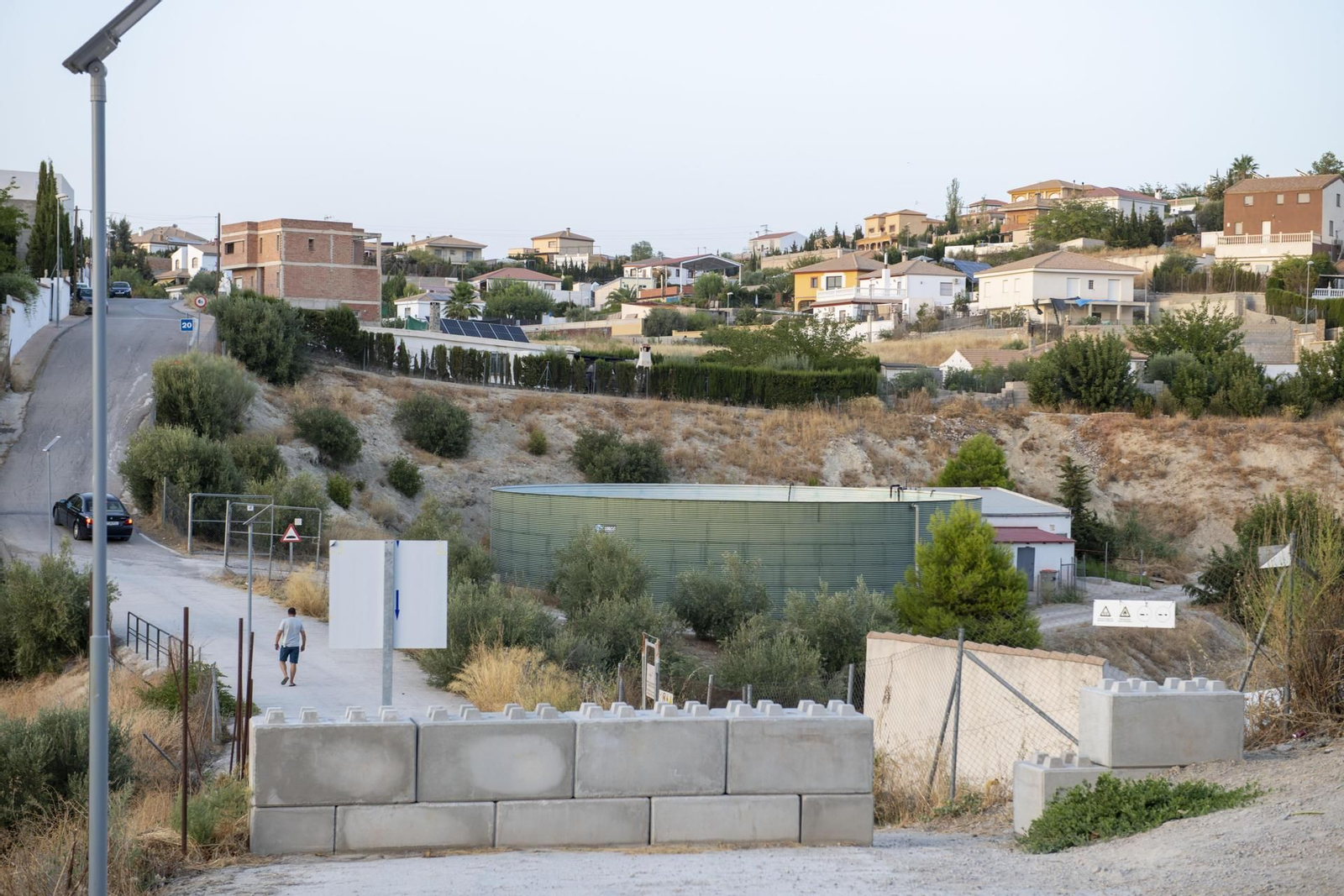 El muro de la discordia que separa dos núcleos de Jaén