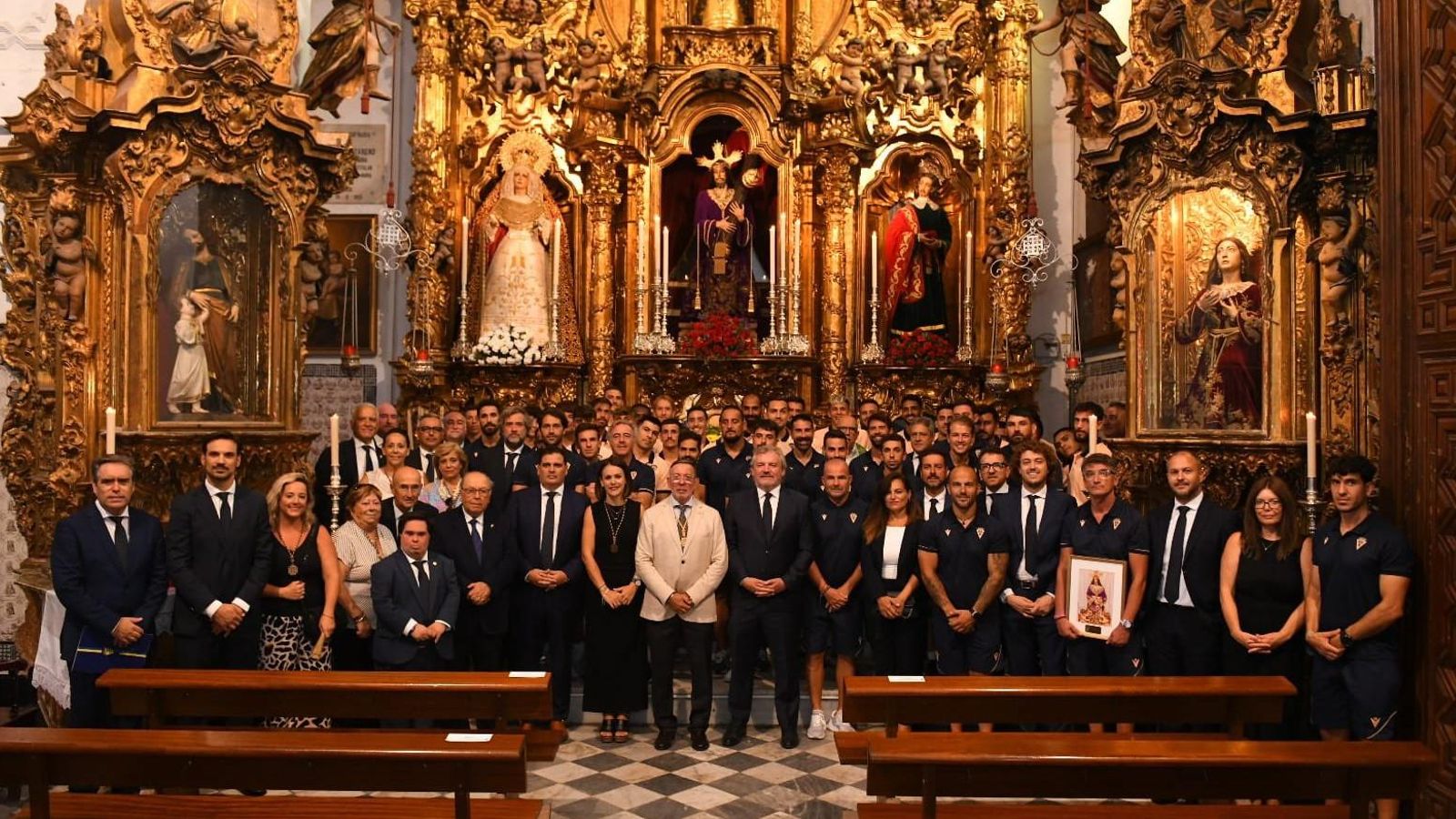 La 'familia' cadista en la iglesia de Santa María.