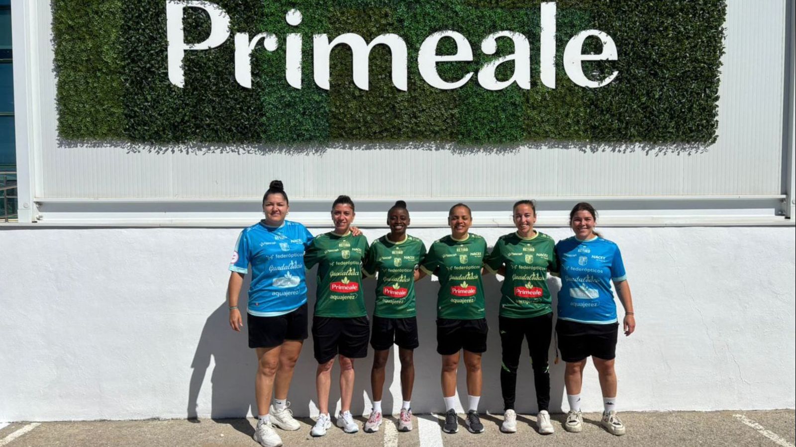 Las jugadoras del Guadalcacín FSF han visitado esta semana Primeale, uno de sus patrocinadores.