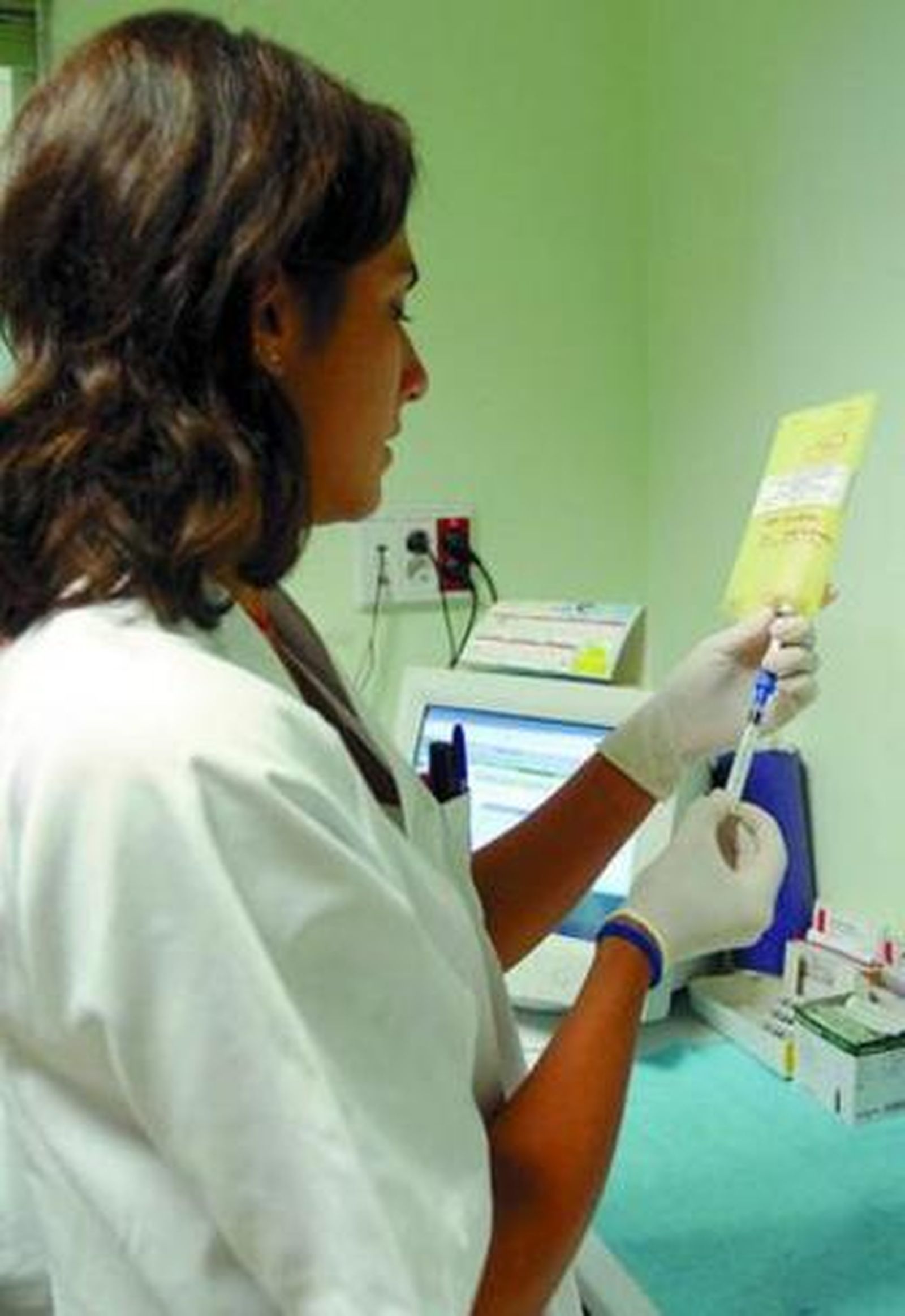 Una enfermera prepara una dosis de heroína para los pacientes.