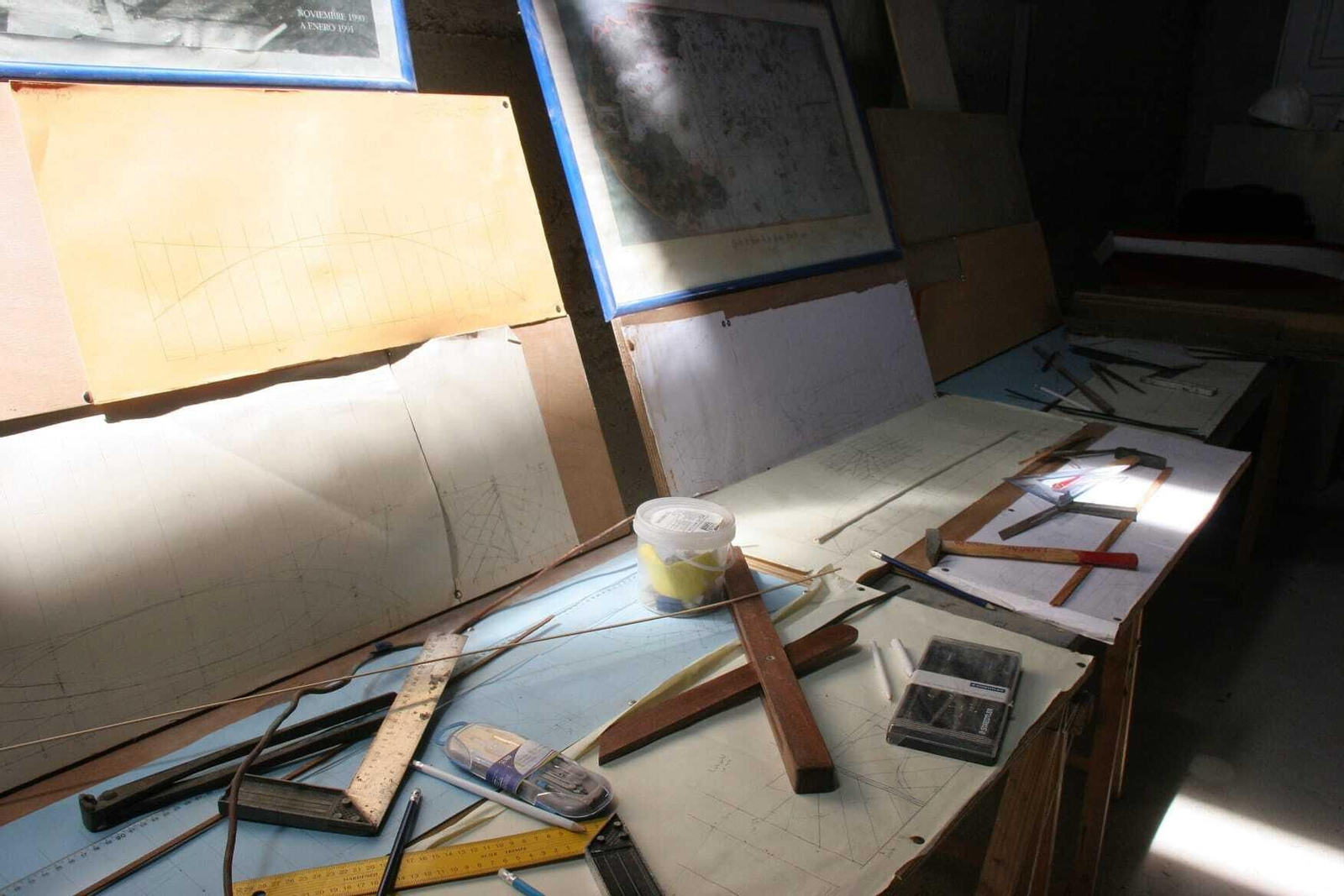 El taller de carpintería de ribera reproduce una mesa de trabajo de este oficio artesanal.