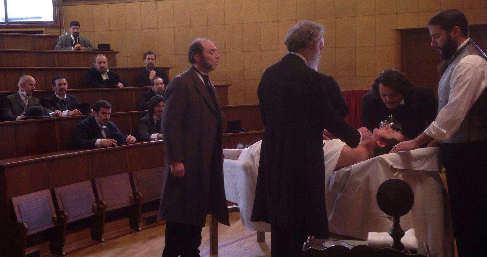 Fotograma del documental que recrea la primera operación con anestesia general en la historia.