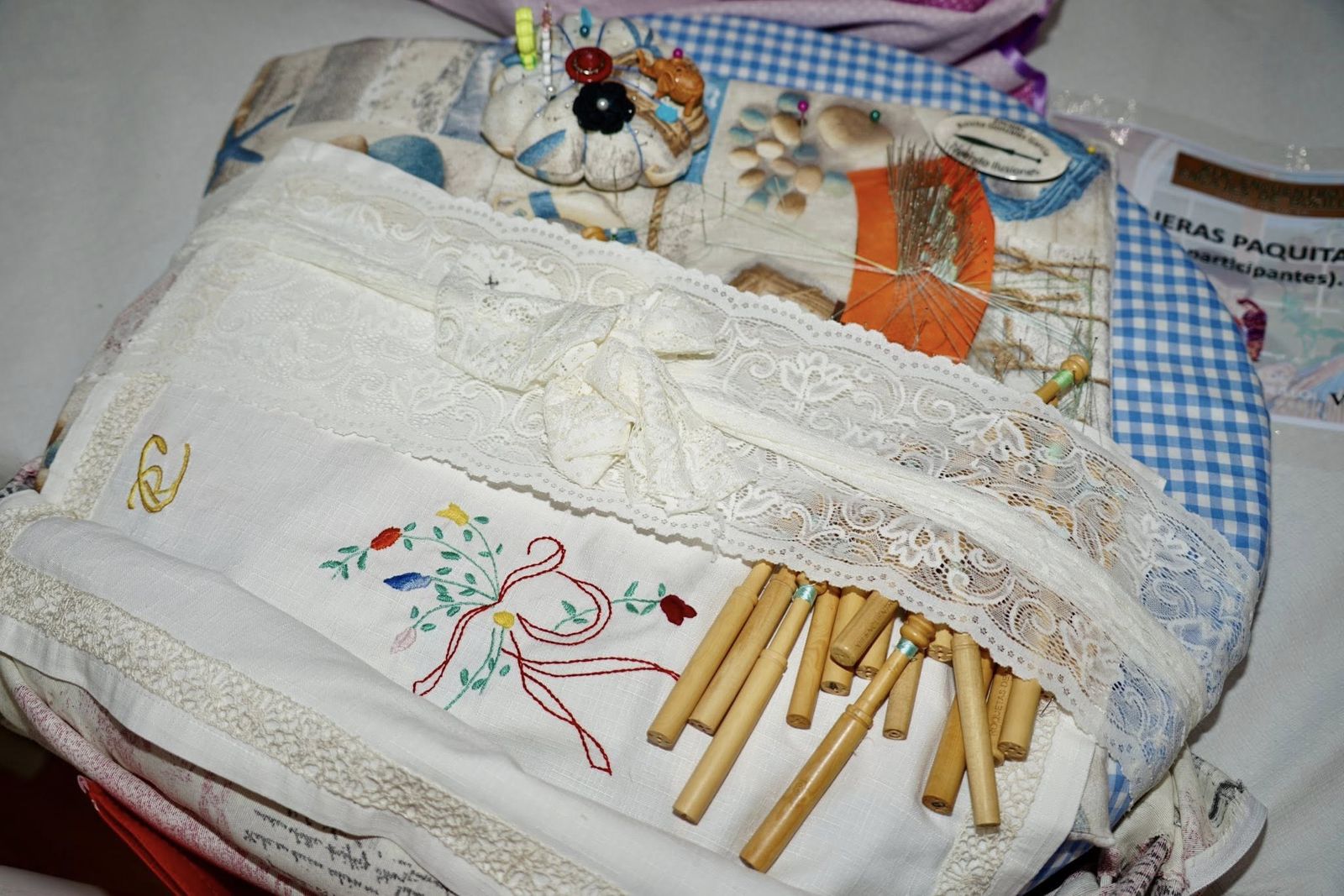 Encajeras de toda la provincia vuelven a convertir a Vícar en la capital de la artesanía y la tradición