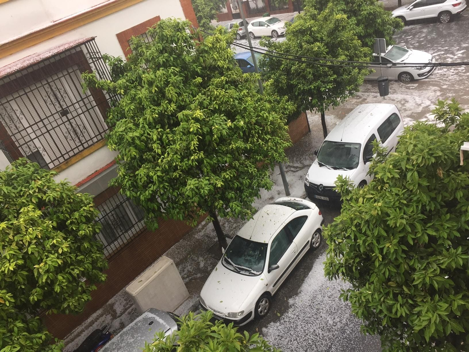 Intensa granizada en el Jueves Santo en Sevilla