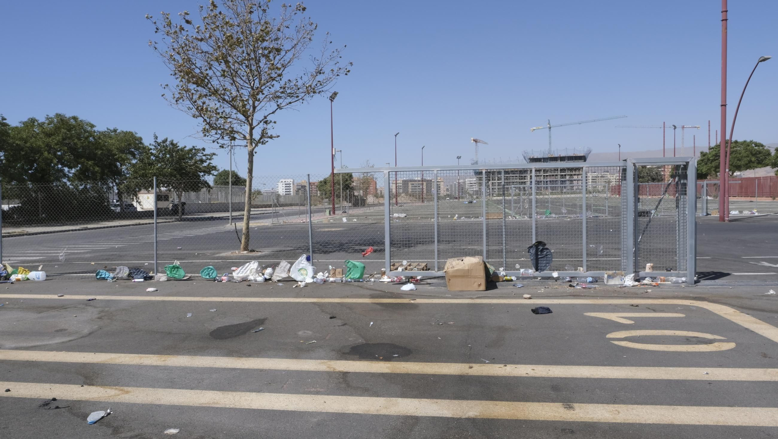 Fotos de la basura acumulada en el aparcamiento de los feriantes en la Vega de Acá