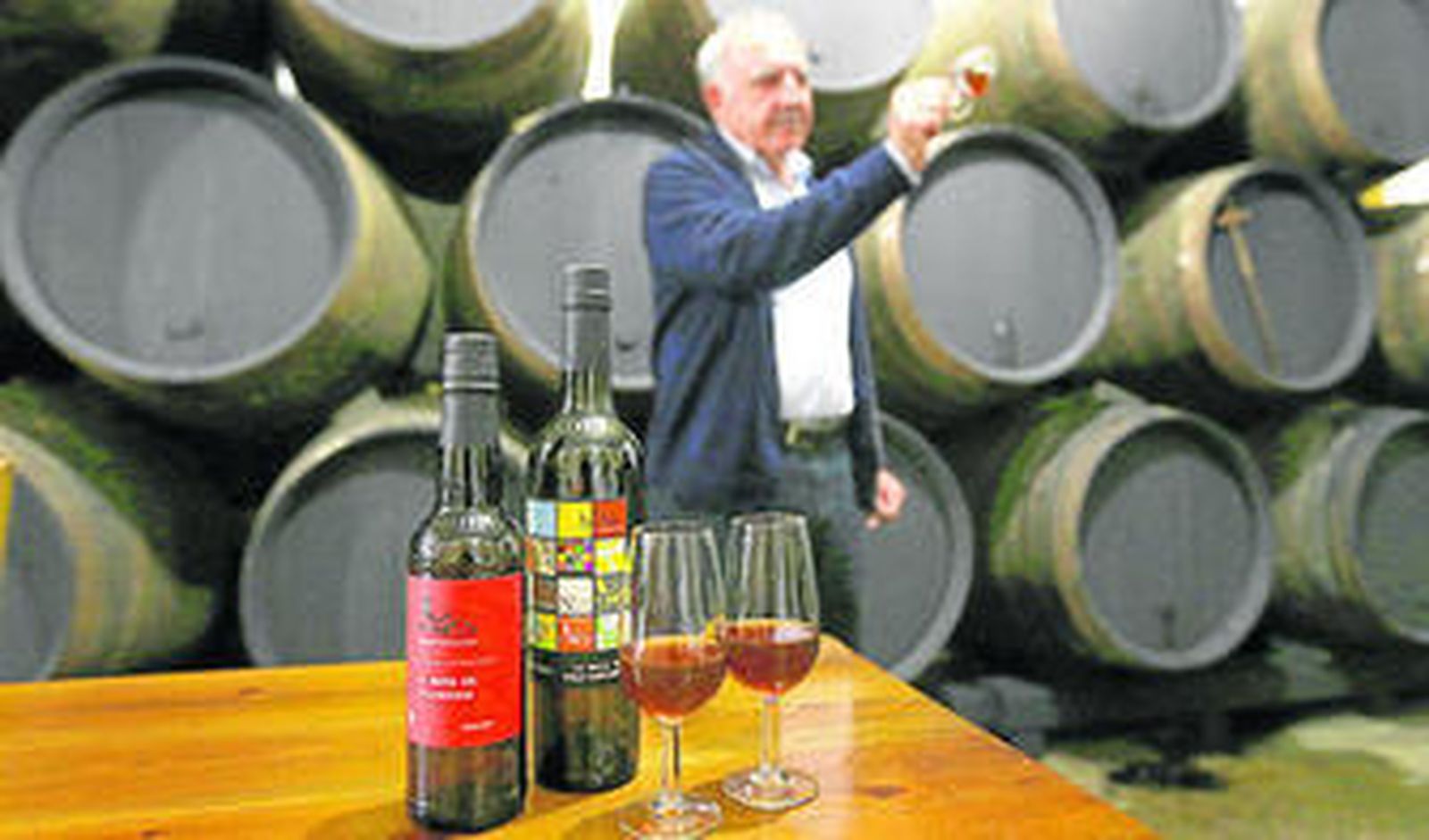 Chano Aragón, en segundo plano, con los vinos embotellados por Bodega Manuel Aragón para Navazos en primer término.
