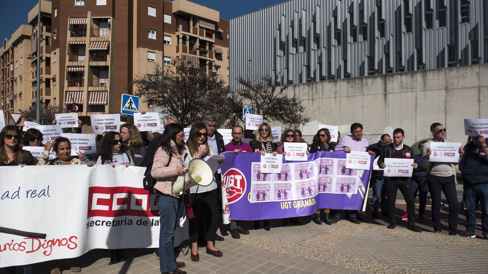 Lectura de un manifiesto contra la brecha salarial
