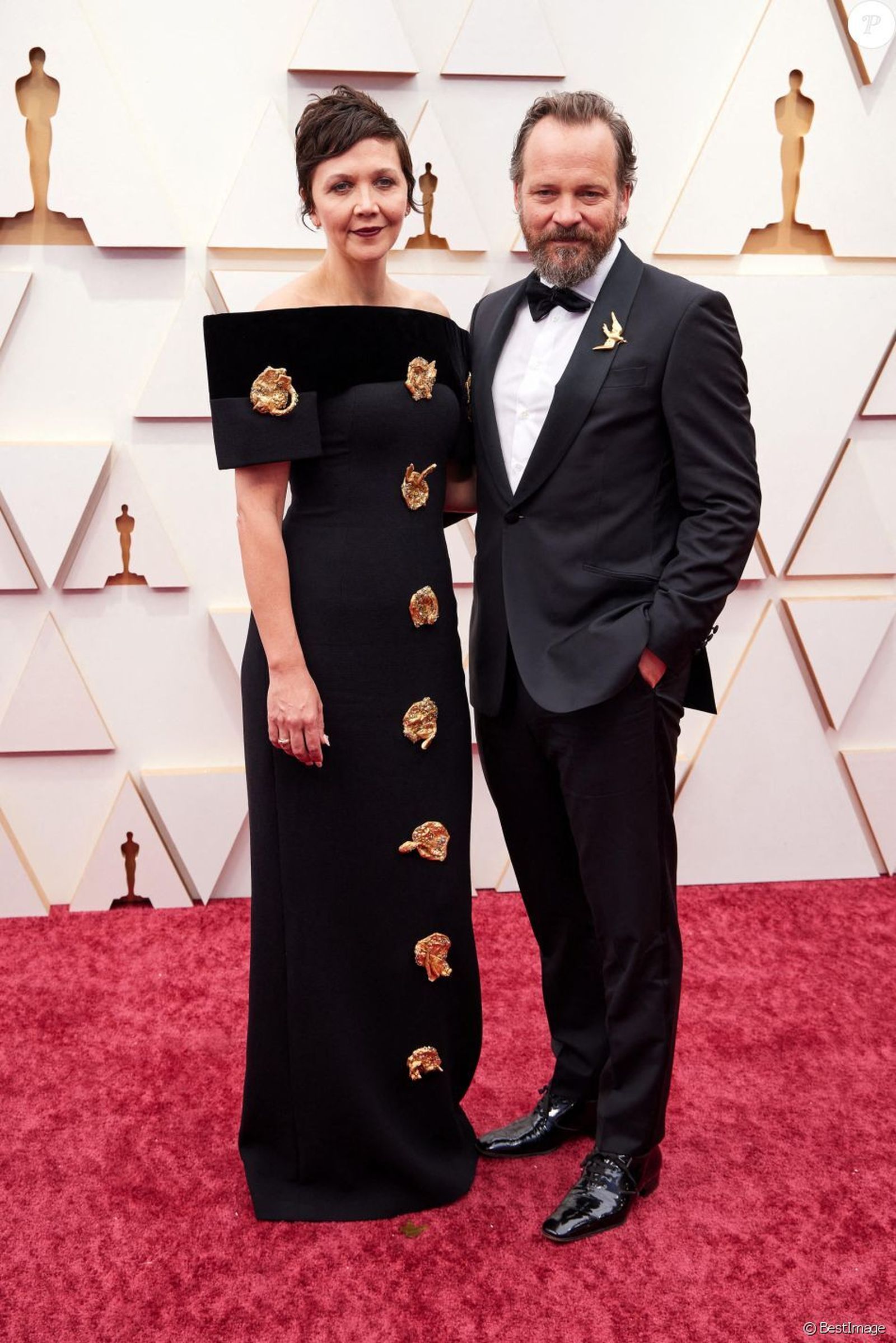 Maggie Gyllenhaal, poco favorecida, con su marido, Peter Sarsgaard.