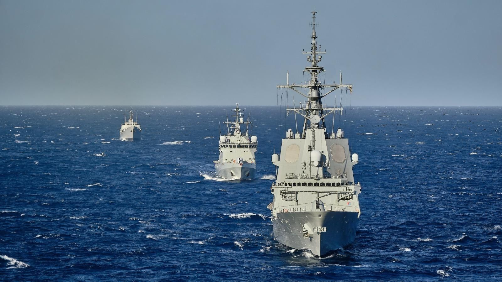 fragatas alrededor del Juan Carlos I.