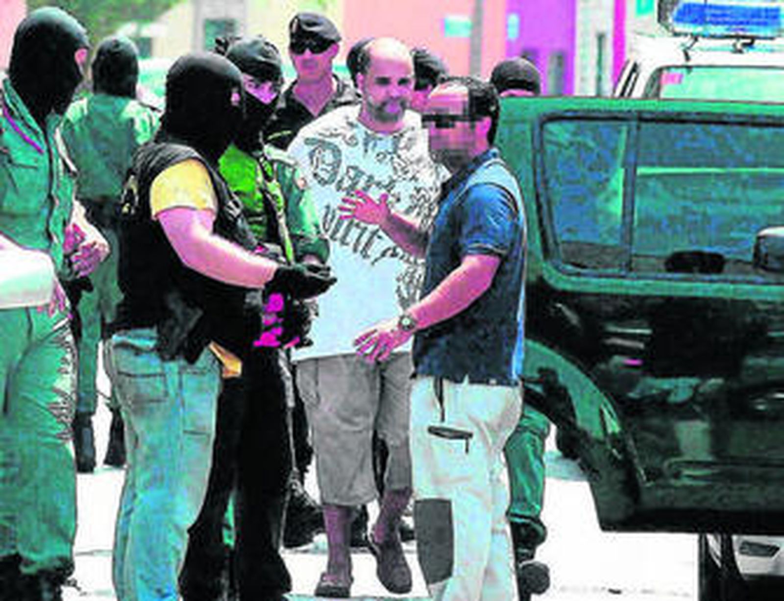 Abdellatif Aoulad -con camiseta blanca- en el momento de su detención.