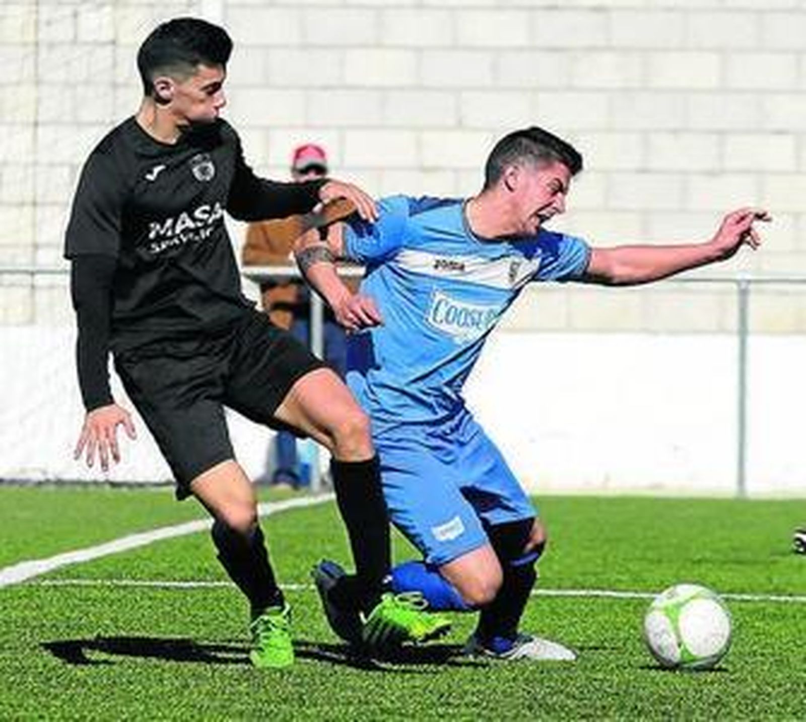 Forcejeo entre un jugador del Rinconada y otro del Bellavista.