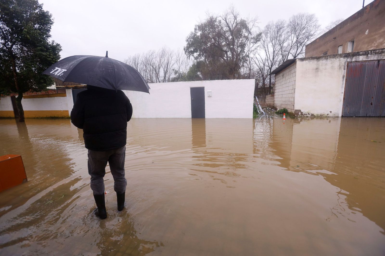 Los vecinos de Alcolea y de las parcelas de Guadalvalle siguen desalojando sus casas, en imágenes