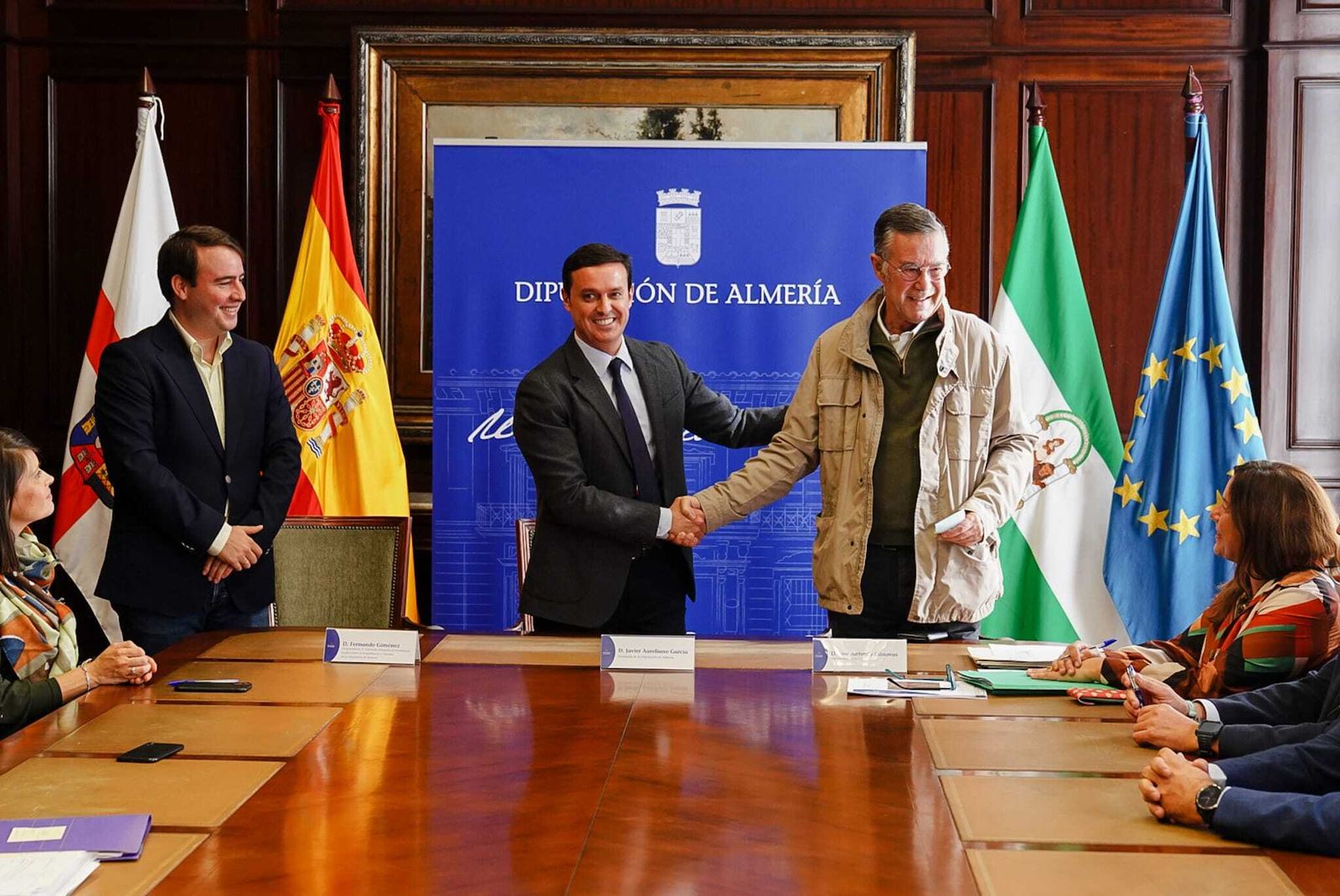 El presidente, Javier A.  García, y José Antonio Cánovas de Agrícola del Mar Menor tras firmar la escritura.