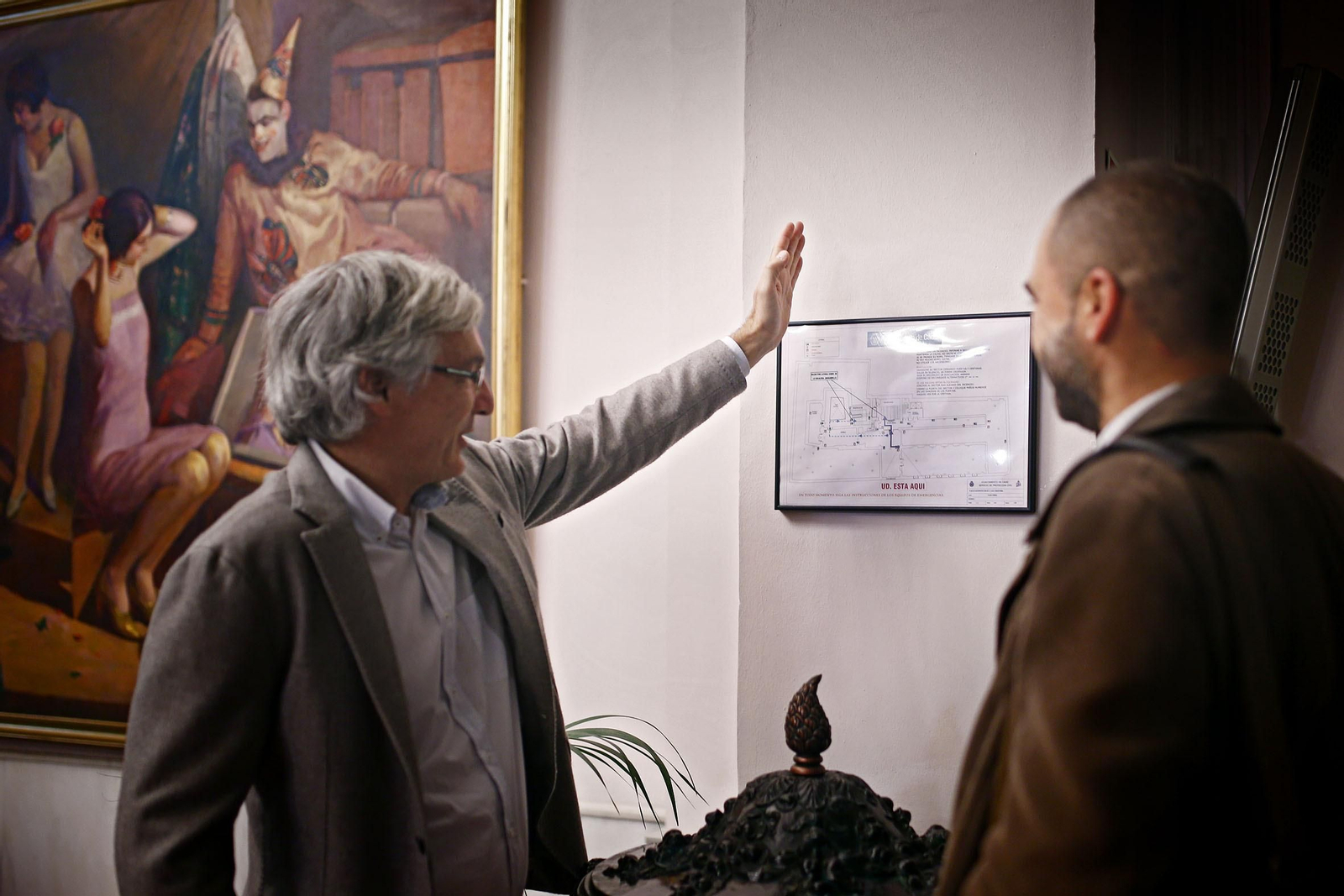 Miguel Ramos (izquierda) señala el punto exacto por donde cruzaba el Meridiano de Cádiz en el acceso al Salón de Plenos del Ayuntamiento.